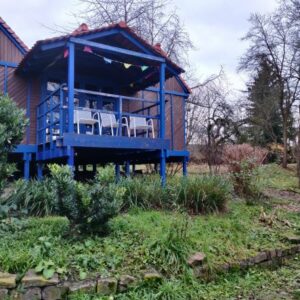 Auf dem Foto sieht man den Veranstaltungsort stadtökologisches Zentrum in Mannheim für Workshops und Gestalttherapie Outdoor vom Gestaltcamp von Jennifer Schumacher-Hetzel. Man sieht den Pavillon vom Weiher aus. Er bietet Unterschlupf bei Regen.