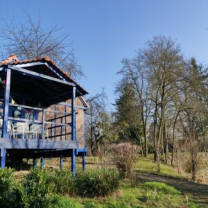 Der Pavillon von vorne, der Stollenwörthweiher in Mannheim im Rpcken. Man sieht die Natur, das Grüne und doch stadtnah bei den Outdoor-Workshop der Firma Gestaltcamp mit Gestalttherapie