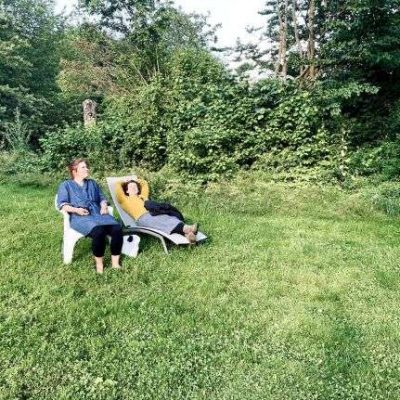 Auf dem Foto sieht man die Gestalttherapeuten Rita Neidhart und Jennifer Schumacher-Hetzel in der Natur zur Erholung und Entspannung. Das ist auch das Thema ihres Workshops Outdoor mit Lagerfeuer in Mannheim am 09. April 22 mit dem Titel Akku aufladen