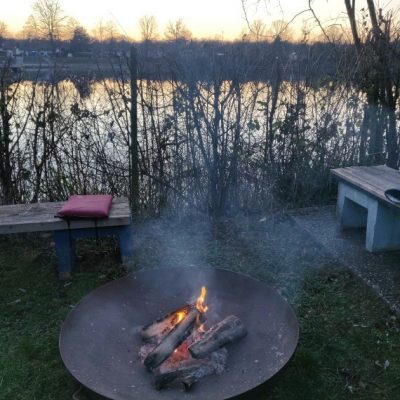 Gestalt on fire- Gestalttherapeutische Einzelberatung am Lagerfeuer am Stollenwörthweiher in Mannhei Setting für Gestalt on fire - gestalttherapeutische Beratung am Lagerfeuer bei Gestalttherapeutin Jennifer Schumacher-Hetzel in Mannheim vom Gestaltcamp, die auch Workshops outdoor anbietet