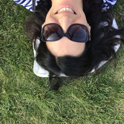 Sofia Burau liegt entspannt auf dem Kopf- Dozentin beim Workshop für Intuition mit Jennifer Schumacher-Hetzel im Gestaltcamp in Mannheim am Stollenwörthweiher am 20.08.2022 Outdoor - finde Deine innere Stimme